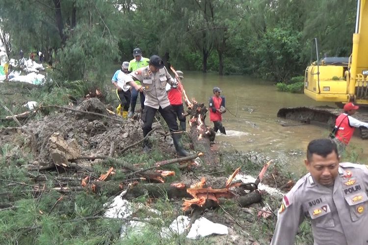 Tim gabungan TNI Polri dan pihak terkait menanggulangi tanggul jebol di Kawasan Pantai Marina dengan dua alat berat ekskavator, Jumat (30/12/2022).