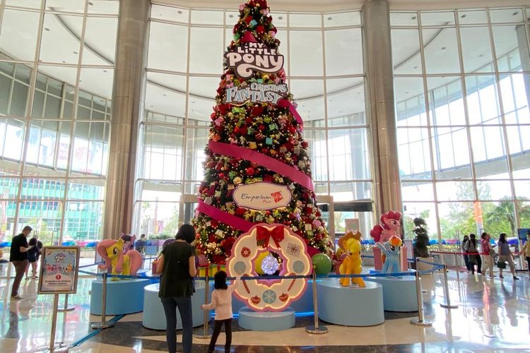 Pohon natal setinggi sekitar 10 meter berdiri di pintu masuk Emporium Pluit Mall, yang belokasi di Penjaringan, Jakarta Utara pada Senin (5/11/2022).  