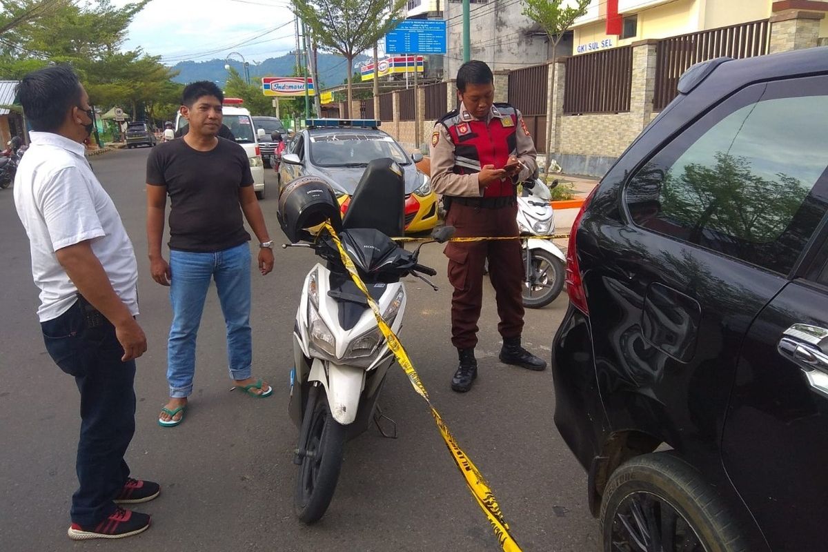 Seorang pria ditemukan dalam kondisi telah meninggal dalam mobil berwarna hitam merk Toyota Avanza dengan nomor polisi DD1047SF yang terparkir di pinggir jalan Opu Tosappaile (depan Toko Opsal 57), Kelurahan Boting, Kecamatan Wara, Kota Palopo, Kamis (27/10/2022) sekitar pukul 06.00 WITA.