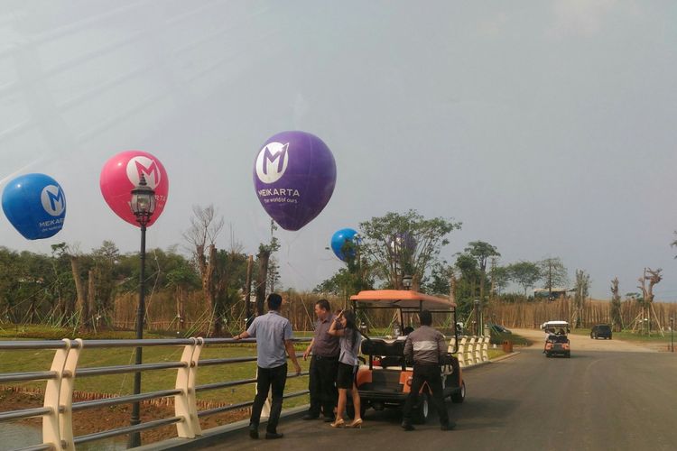 Calon konsumen tengah meninjau Central Park Meikarta di Cikarang, Jawa Barat, Senin (4/9/2017). Pembangunan kota baru Meikarta di Cikarang diklaim mampu menyerap tenaga kerja hingga 85 ribu orang. Bahkan, bila kota itu telah berfungsi, tenaga kerja yang potensial terserap mencapai jutaan orang.