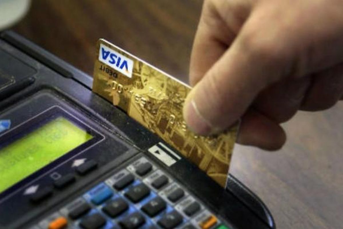 Membayar menggunakan kartu kredit.