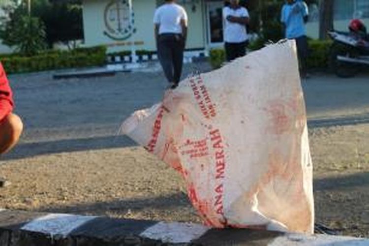 Sebuah karung putih yang berisi bangkai seekor anak anjing dan seekor ayam kecil yang masih dipenuhi darah segar disimpan di halaman depan kantor Kejaksaan Negeri Kefamenanu, Kabupate Timor Tengah Utara (TTU), NTT, Rabu (8/1/2014).