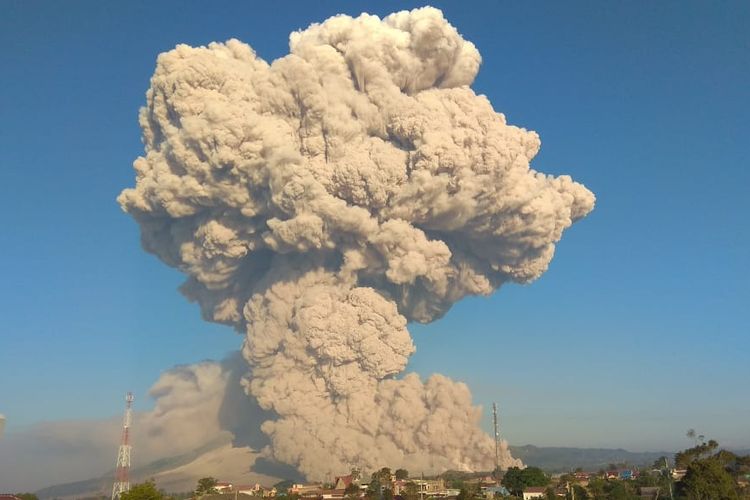 Gunung Sinabung yang berada di Kabupaten Karo, Sumatera Utara mengalami erupsi pada Selasa (2/3/2021) pagi.