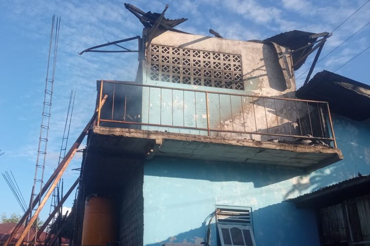 Rumah dua lantai di Desa Namangkewa, Kecamatan Kewapante, Kabupaten Sikka, Nusa Tenggara Timur (NTT) terbakar pada Rabu (5/6/2024)