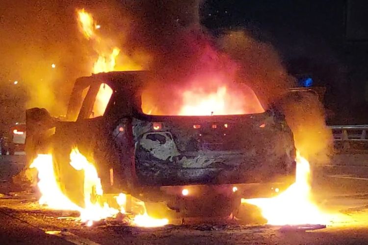 Mobil terbakar di Tol Dalam Kota, Grogol Petamburan, Grogol, Jakarta Barat, Sabtu (3/6/2023).