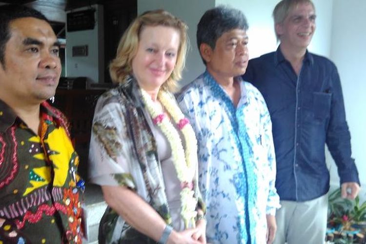 Menteri Pendidikan Belanda Mariette Jes Bussemake (tengah) berkunjung ke Balai Konservasi Borobudur, Magelang, Rabu (15/2/2017)