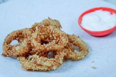 Resep Onion Rings, Camilan yang Renyahnya Tahan Lama