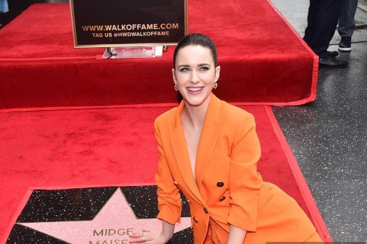Aktris Rachel Brosnahan menghadiri acara penganugerahan bintang untuk Midge Maisel, karakter utama serial The Marvelous Mrs. Maisel, yang dilangsungkan di The Fonda Theatre, Los Angeles, California, pada 22 Mei 2023.