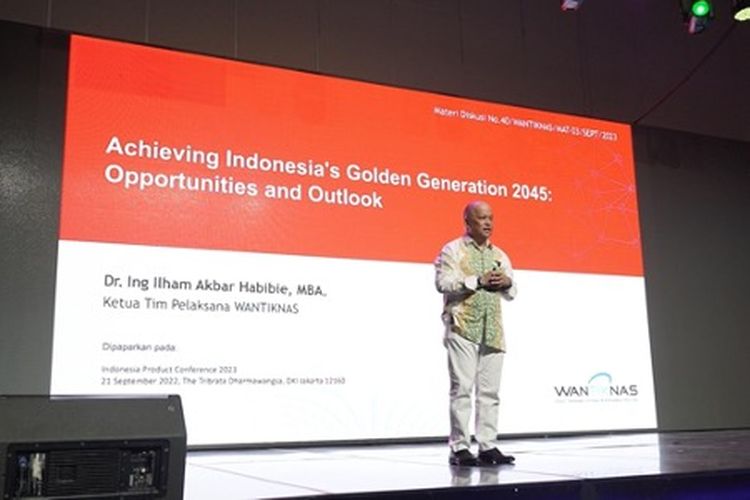 Ilham Akbar Habibie, Ketua Tim Pelaksana Dewan Teknologi Informasi dan Komunikasi Nasional memberikan sambutannya di Indonesia Product Conference 2023.