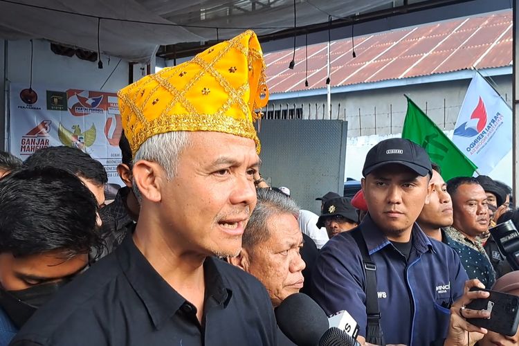 Calon presiden nomor urut 3 Ganjar Pranowo memberikan keterangan pers setelah berkampanye di Donggala, Senin (4/12/2023).