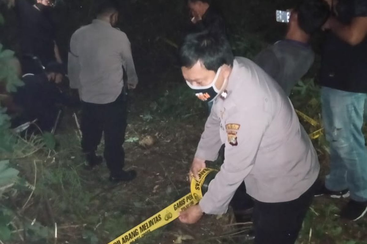 Lokasi penemuan kerangka jenazah manusia di lahan kosong kawasan Kelurahan Pekayon Jaya, Kota Bekasi diberi garis polisi.