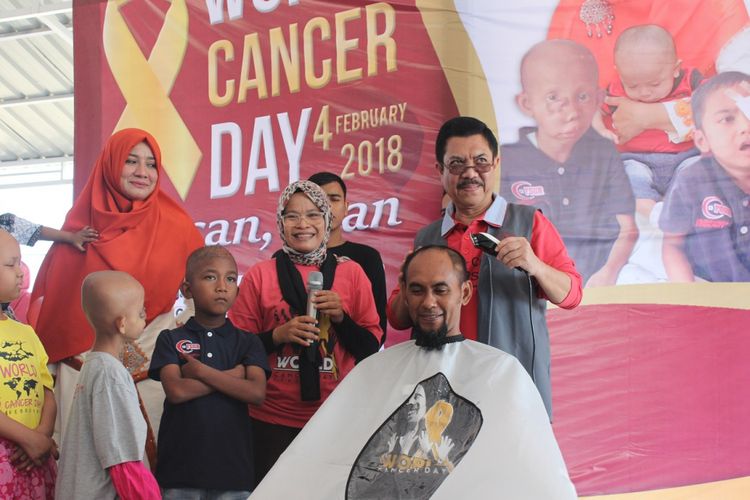 Seorang warga secara simbolis dicukur rambutnya sebagai bentuk dukungan terhadap para penderita kanker di Aceh dalam rangka memperingati Hari Kanker Internasional di Banda Aceh.