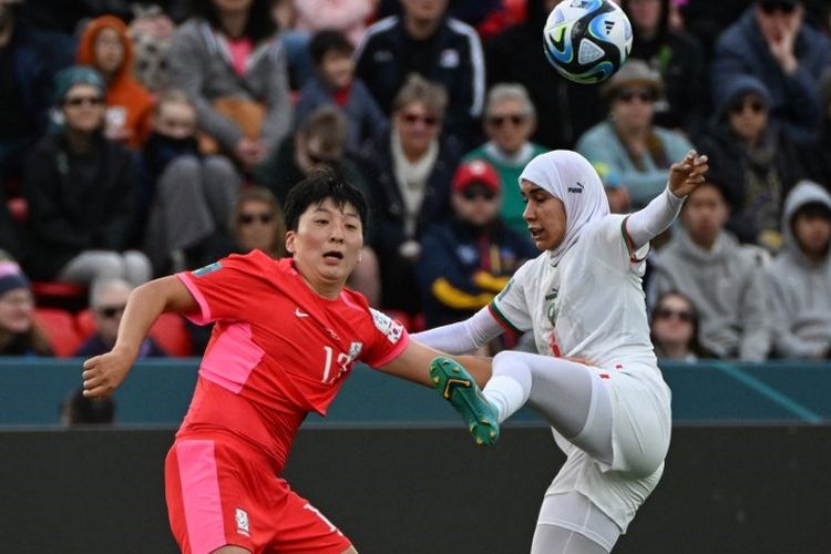Nouhaila Benzina (kanan) berduel dengan Park Eun-sun dalam laga Piala Dunia Wanita 2023 antara Korea Selatan vs Maroko di Stadion Hindmarsh, Adelaide, Australia, 30 Juli 2023. (Photo by Brenton EDWARDS / AFP)