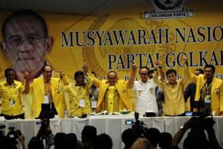 Ketua Umum Partai Golkar demisioner Aburizal Bakrie (tengah) bersama pengurus DPP Golkar demisioner setelah memberikan keterangan kepada wartawan di sela-sela Munas IX Golkar di Nusa Dua, Bali, Selasa (2/12/2014). Ical, sebutan untuk Aburizal Bakrie menjadi calon tunggal Ketua Umum Golkar pada Munas ini.