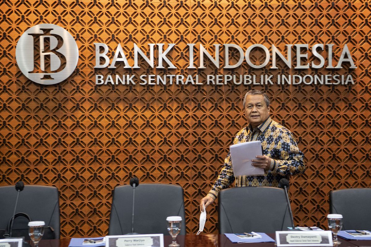 Gubernur Bank Indonesia (BI) Perry Warjiyo berjalan saat akan menyampaikan keterangan pers di Kantor Pusat BI, Jakarta. 