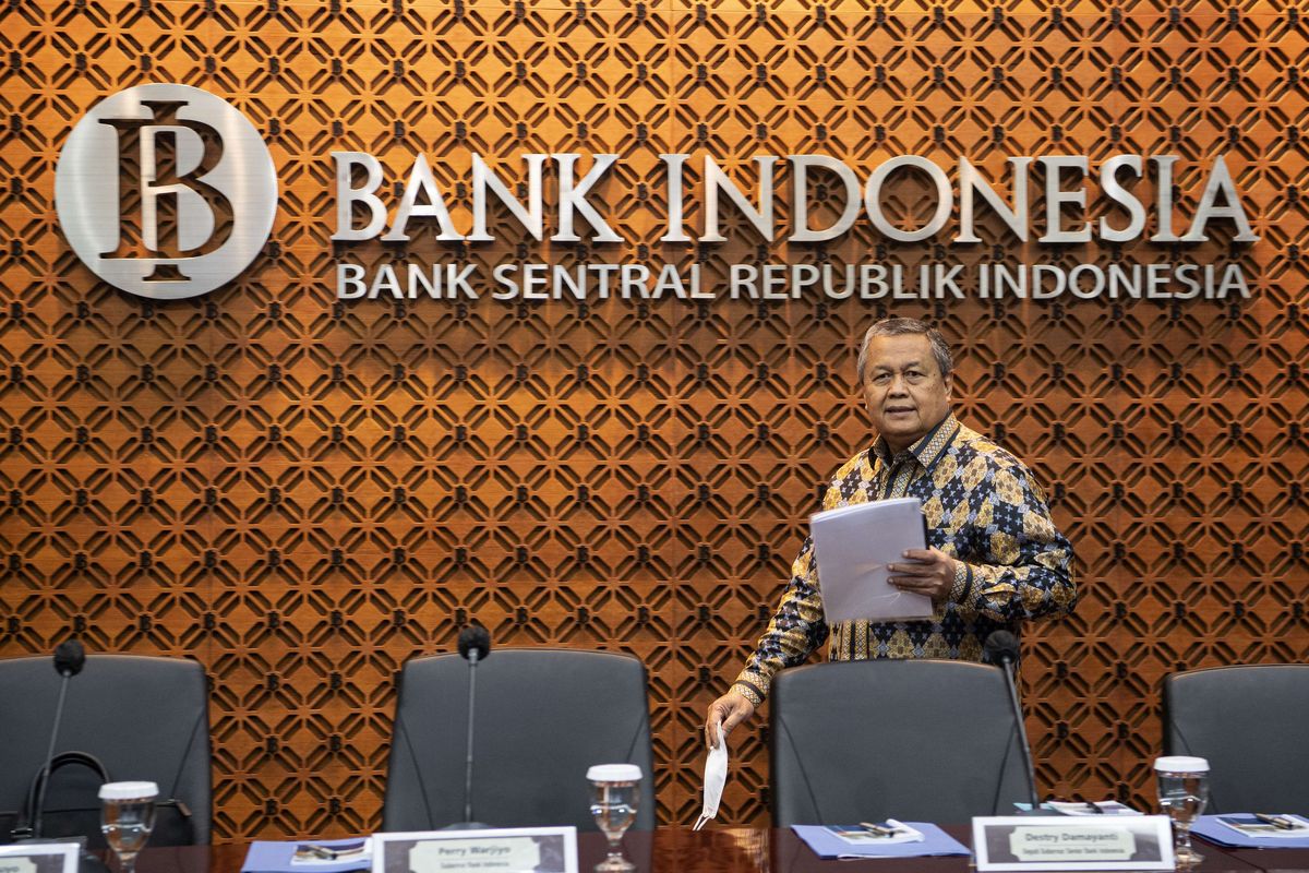 Gubernur Bank Indonesia (BI) Perry Warjiyo berjalan saat akan menyampaikan keterangan pers di Kantor Pusat BI, Jakarta, Kamis (19/1/2023). Hasil rapat Dewan Gubernur BI pada 18-19 Januari 2023 memutuskan untuk menaikkan suku bunga acuan BI atau BI 7-Day Reverse Repo Rate sebesar 25 basis poin menjadi 5,75 persen.