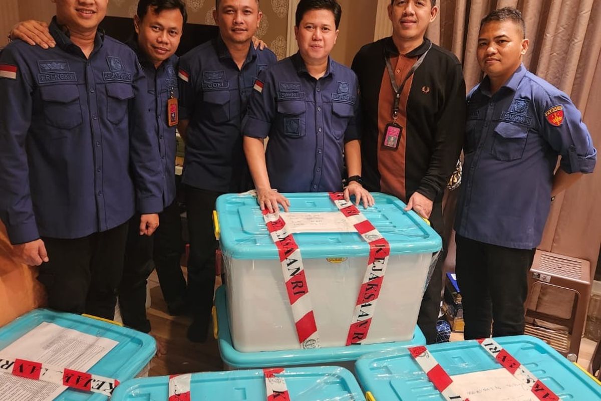 Tim penyidik pada Jaksa Agung Muda Tindak Pidana Khusus (JAM Pidsus) menggeledah rumah Zarof Ricar di kawasan Senopati, Jakarta Selatan, sekitar akhir Oktober 2024