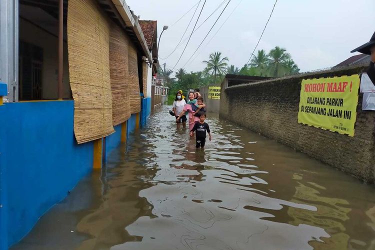 Banjir merendam ratusan rumah dan jembatan putus di Kabupaten Lebak, Banten, Selasa (10/8/2021).