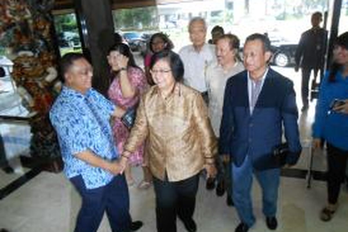 Siti Nurbaya saat pertama kali melangkahkan kaki di Kementerian Kehutanan (Manggala) sebagai Menteri Lingkungan Hidup dan Kehutanan, 27 Oktober 2014.