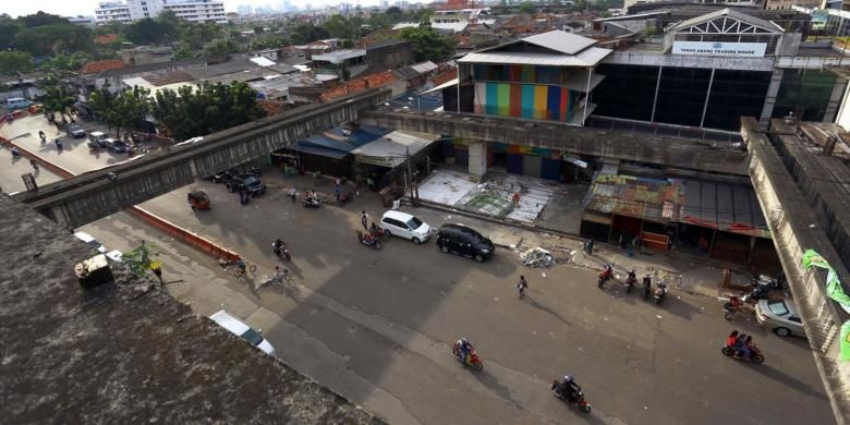 Lalu lintas di kawasan Pasar Tanah Abang, Jakarta Pusat, tampak lengang, Minggu (18/8/2013), setelah penertiban pedagang kaki lima (PKL) sepekan sebelumnya. Tidak tampak sedikit pun pedagang yang berjualan di jalan, ratusan PKL sudah bersedia direlokasi ke Blok G.