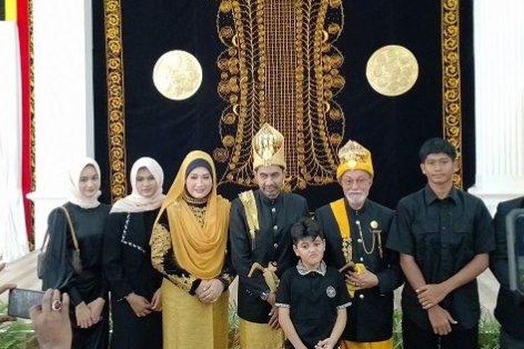 Wali Nanggroe, Teungku Malik Mahmud Al Haythar dan Waliyatul ?Ahdi yang baru dilantik Muzakir Manaf atau Mualem melakukan foto bersama dengan para tamu undangan dan keluarga di Pendopo Wali Nanggroe, Aceh Besar, Selasa (28/12/2022). 
