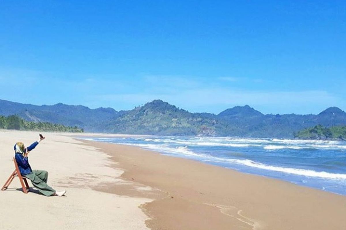 Pantai Taman Kili Kili adalah salah satu pantai di Trenggalek, Jawa Timur. 