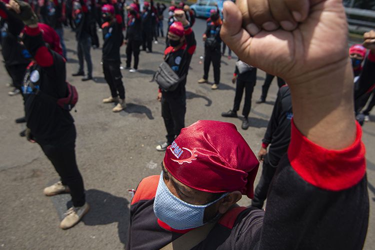 Sejumlah buruh berunjuk rasa di depan kompleks Parlemen, Jakarta, Rabu (30/9/2020). Dalam aksinya mereka menolak Omnibus Law Rancangan Undang-Undangan (RUU) Cipta Kerja karena dinilai lebih menguntungkan pengusaha, serta mengancam akan melakukan mogok nasional pada 6-8 Oktober 2020 atau saat sidang paripurna DPR membahas RUU Cipta Kerja.