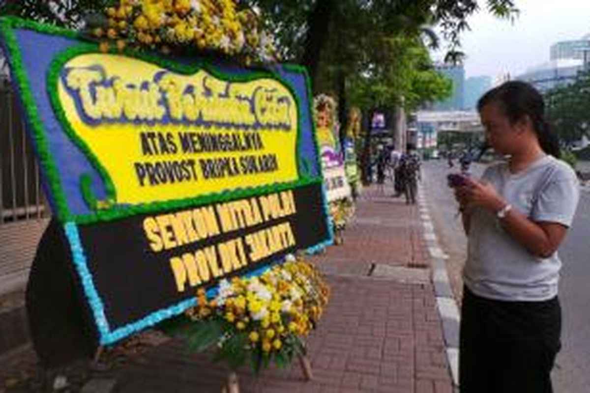 Karangan bunga untuk almarhum Bripka Sukardi di depan Gedung Komisi Pemberantasan Korupsi (KPK), Rabu (11/9/2013) malam. Anggota Provos Polairud itu tewas ditembak orang tak dikenal di depan Gedung KPK, Selasa (10/9/2013) malam.