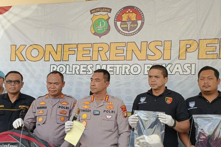 Kapolres Metro Bekasi Kombes Twedi Bennyahdi Aditya (tengah) saat pengungkapan kasus pembunuhan seorang karyawati berinisial LH di Mapolres Bekasi, Rabu (15/2/2023).