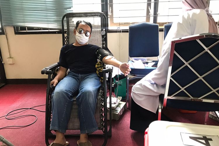 Penyandang disabilitas tunanetra, Soni Mulyana (40) sedang mendonorkan darahnya di Fikom Unpad, Jatinangor, Sumedang.