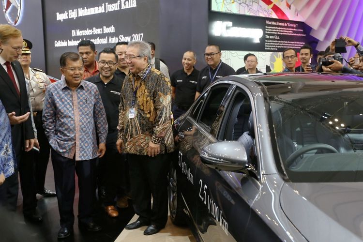 Wakil Presiden Republik Indonesia Jusuf Kalla (kedua dari kanan) meninjau acara Gaikindo Indonesia International Auto Show (GIIAS) 2017 di Indonesia Convention Exhibition (ICE), BSD City, Tangerang, Banten, Jumat (11/8/2017). GIIAS 2017 akan berlangsung hingga 20 Agustus 2017