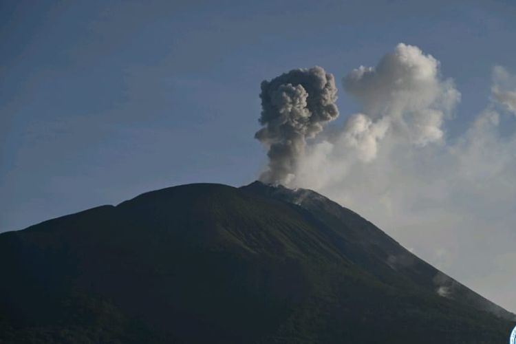 Visual Gunung Ile Lewotolok saat erupsi pada Jumat (29/2/2024) pukul 06.44 Wita.