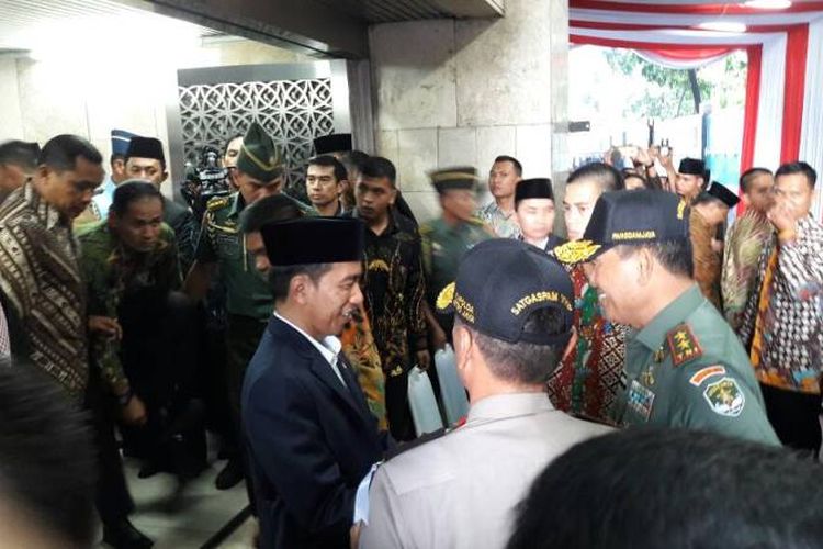 Presiden Joko Widodo menunaikan ibadah shalat Idul Fitri di Masjid Istiqlal, Jakarta Pusat, Minggu (25/6/2017). 