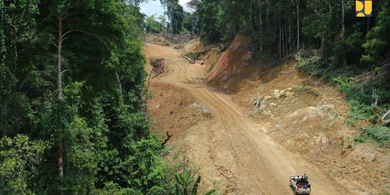 Jalan paralel perbatasan Kaltim ruas batas Kalbar - Tiong Ohang. 