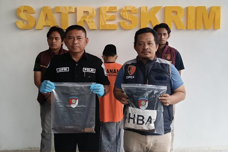 Polisi menunjukkan barang bukti pisau yang diamankan dari tersangka, Kamis (21/11/2025).