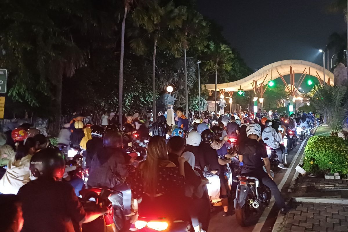 Potret kemacetan panjang di Gerbang Timur Taman Impian Jaya Ancol usai perhelatan pesta kembang api di Pantai Lagoon, Senin (1/1/2024).