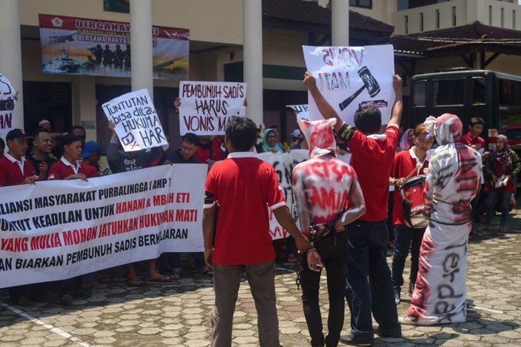 Aksi teatrikal pocong saat menjelang sidang putusan atas kasus pembunuhan berencana di Pengadilan Negeri Purbalingga, Senin(9/10/2017).