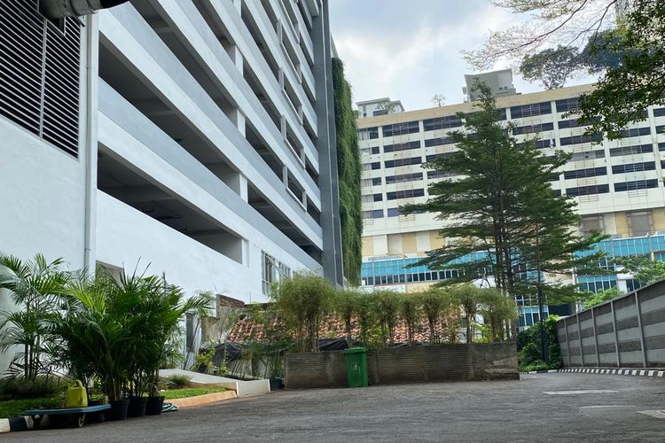 Rumah yang reyot masih berdiri di tengah megahnya gedung Apartemen Thamrin Excecutive Residence, Jalan Kebon Melati, Jakarta Pusat, Sabtu (20/5/2023).  