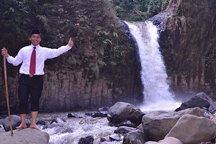 Bupati Batang, Jawa Tengah, Wihaji saat berada  di Curug Agung Desa Purbo, Kecamatan Bawang.