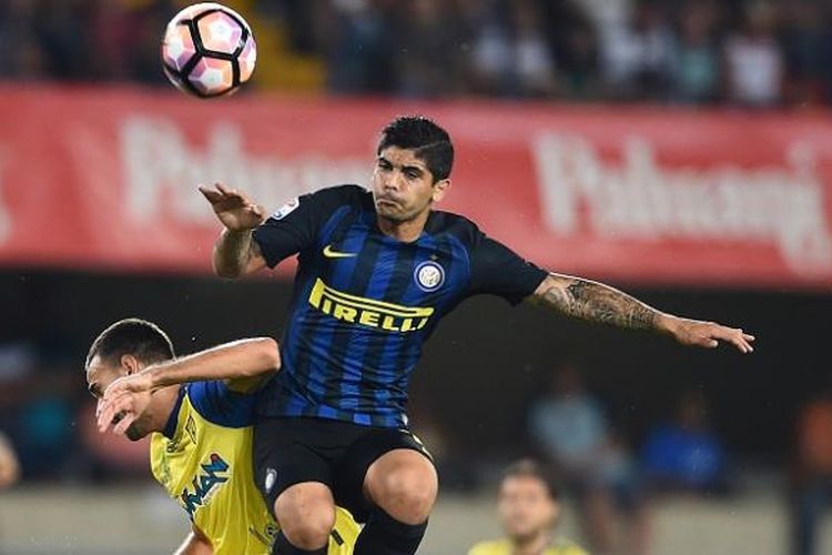 Gelandang Inter Milan, Ever Banega, berduel dengan gelandang Chievo Verona, Ivan Radovanovic, dalam laga Serie A di Stadion Marc Antonio Bentegodi, Minggu (21/8/2016) waktu setempat.