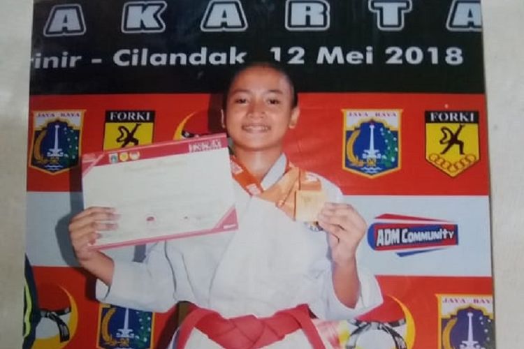 Nadllima Layla seusai memenangi kejuaraan karate yang digelar oleh Inkai DKI Jakarta pada 12 Mei 2018.