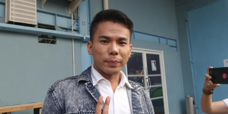 Robby Abbas alias RA (32), atau yang lebih dikenal sebagai mucikari artis diabadikan di halaman Gedung Trans, Jalan Tendean, Mampang Prapatan, Jakarta Selatan, Selasa (10/5/2016).