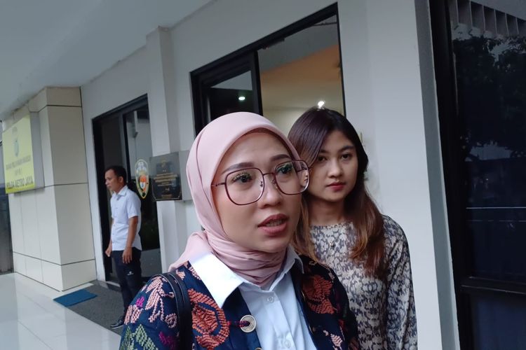 Kuasa hukum korban finalis Miss Universe Indonesia, Melissa Anggraini Unit Pelayanan Perempuan dan Anak (PPA) Polda Metro Jaya, Jakarta Selatan, Senin (14/8/2023). 
