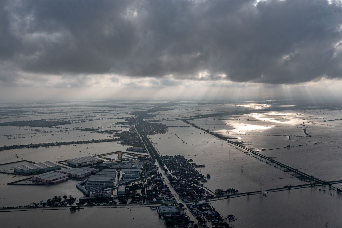 Foto udara kondisi jalur utama pantura Demak-Kudus yang terendam banjir di Kecamatan Karanganyar, Kabupaten Demak, Jawa Tengah, Senin (18/3/2024). Menurut data yang dihimpun BPBD Kabupaten Demak dari Rabu (13/3) hingga Senin (18/3) banjir yang kembali melanda Kabupaten Demak itu karena curah hujan tinggi yang menyebabkan sejumlah tanggul sungai jebol sehingga mengakibatkan ribuan rumah terendam banjir di 89 desa dari 11 kecamatan, 24.946 jiwa mengungsi, serta terputusnya jalur utama pantura Demak-Kudus.