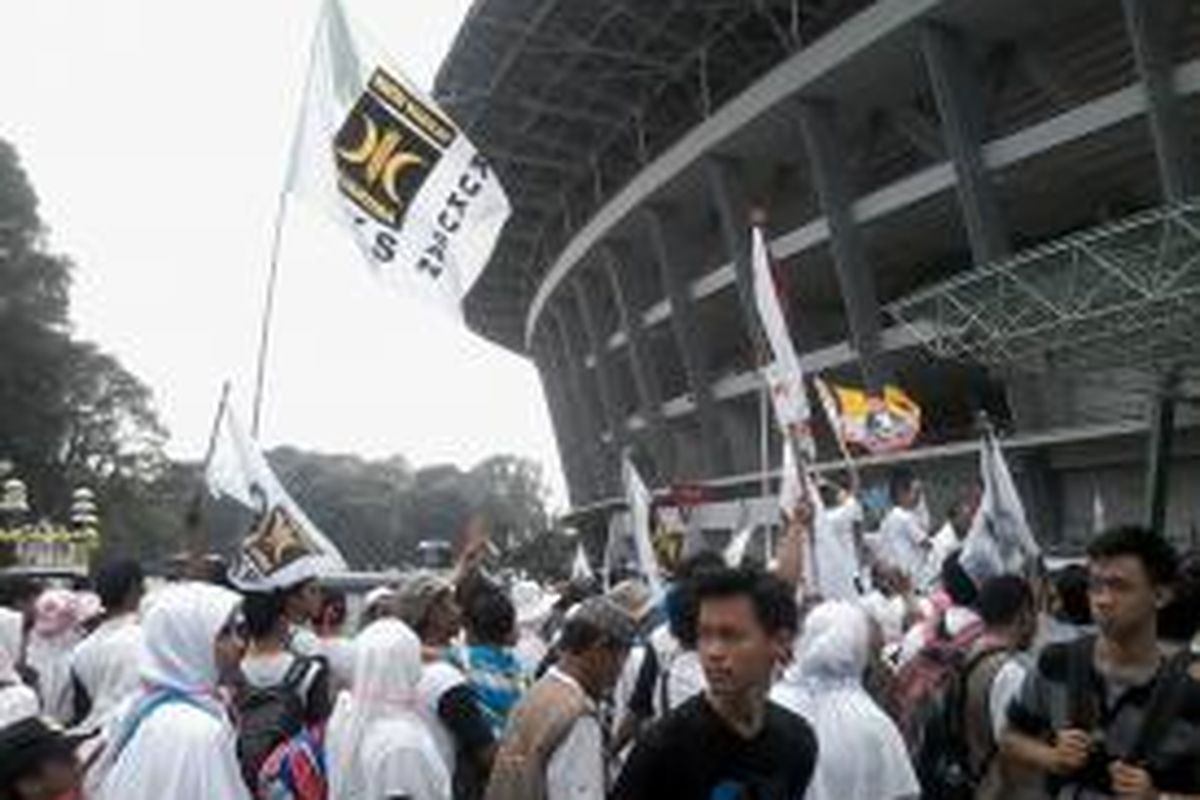 Para simpatisan Partai Keadilan Sejahtera (PKS) mulai memasuki Gelora Bung Karno, Minggu (16/3/2014), untuk mengikuti kampanye terbuka pertama partai tersebut.