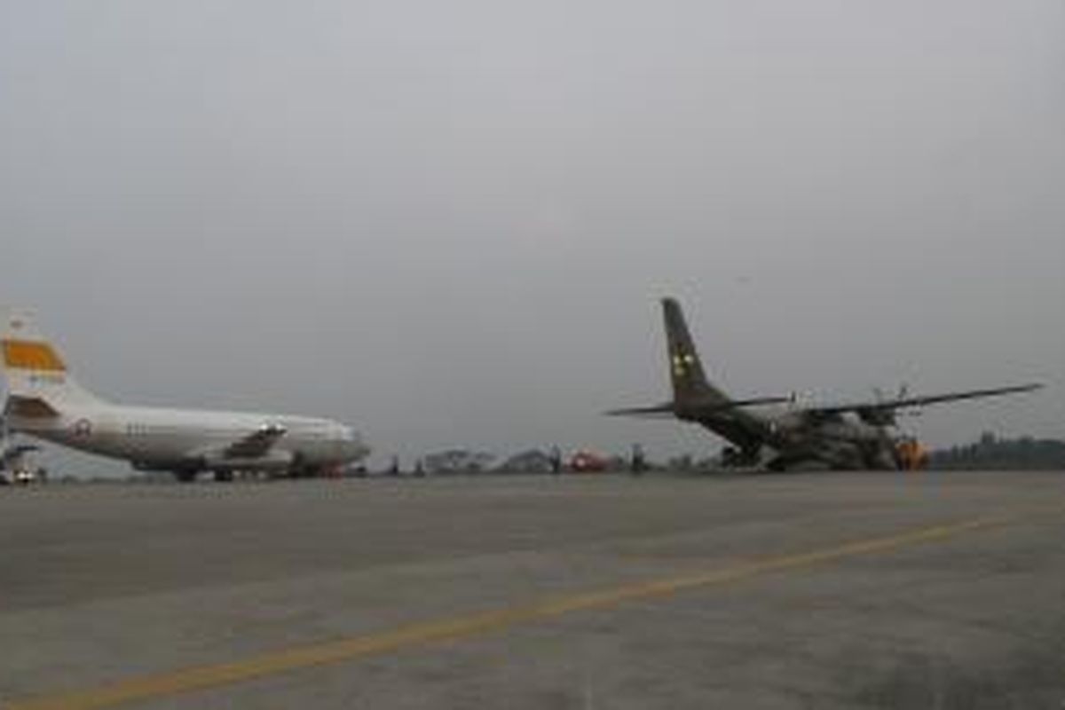 Dua pesawat berjenis CN-295 dan Boeing 737 yang disebut membawa jenazah korban kecelakaan Hercules di Medan tibadi Lanud Halim Perdanakusuma Jakarta. Rabu (1/7/2015).