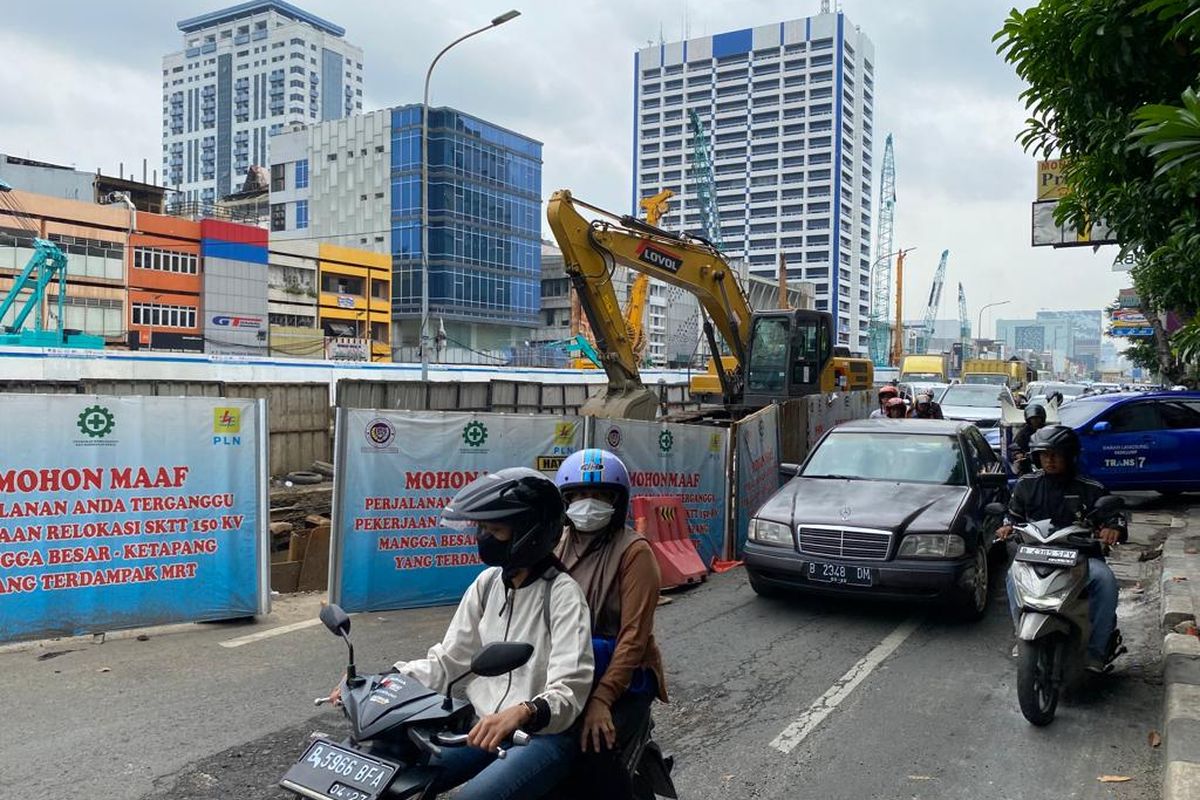 Kemacetan terjadi karena jalanan ambles di Jalan Gajah Mada, Tamansari, Jakarta Barat, Kamis (4/1/2024). 