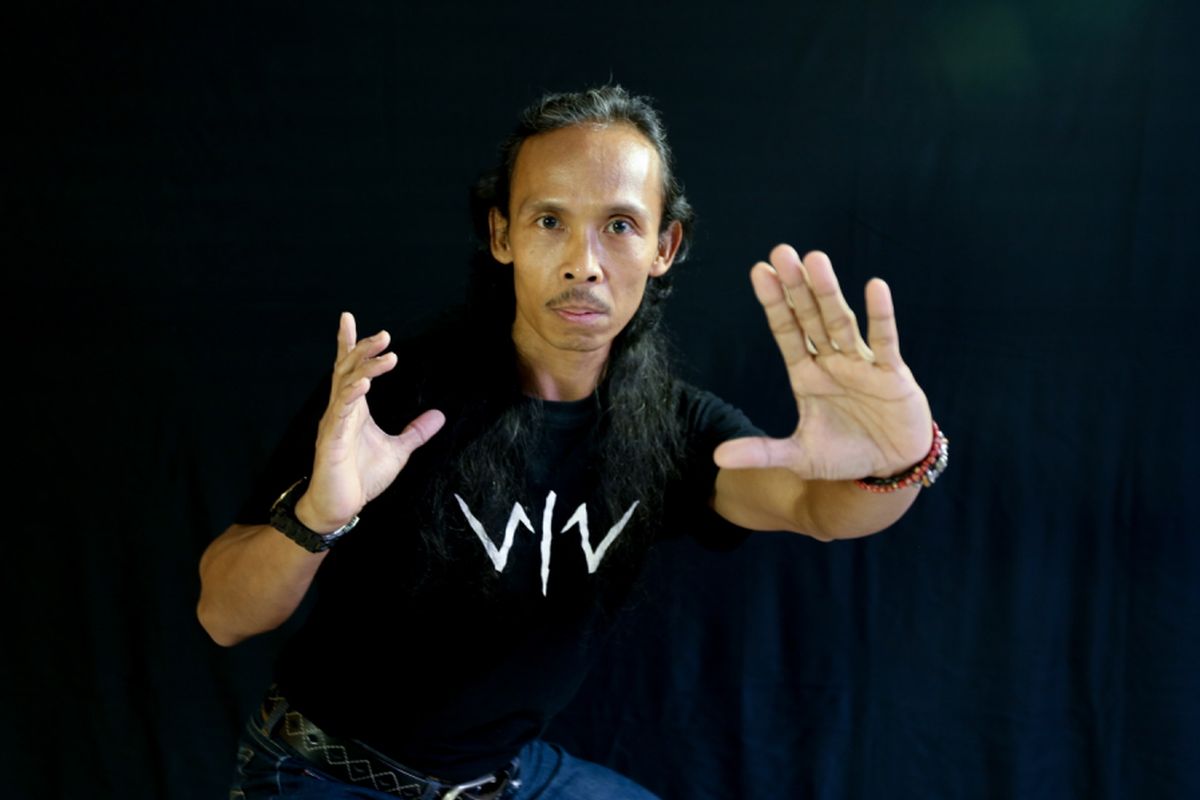 Yayan Ruhian berpose seusai sesi wawancara terkait promo film Wiro Sableng, di kantor Redaksi Kompas.com, Palmerah, Kamis (9/8/2018). 