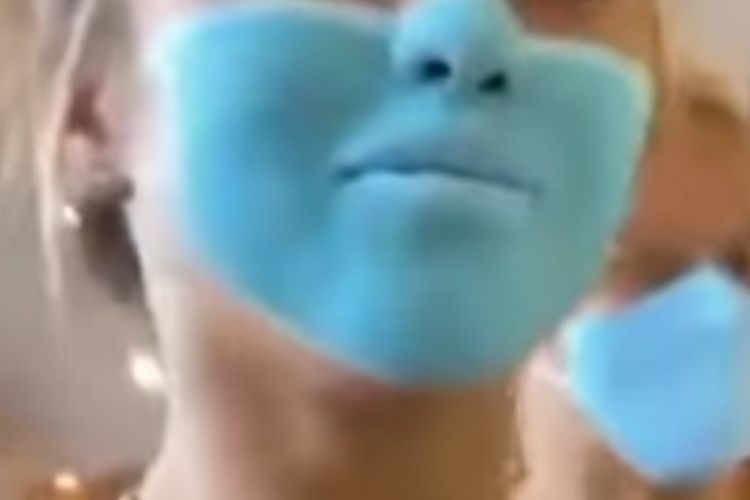 Potongan video WNA melukis wajahnya menyerupai masker.