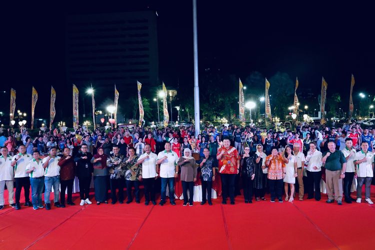 241 atlet dari 15 negara peserta Indonesia Masters 2023 foto bersama Gubernur Jawa Timur Khofifah Indar Parawangsa usai gala dinner yang berlangsung di Gedung Negara Grahadi Surabaya, Jawa Timur, Senin (23/10/2023) malam.